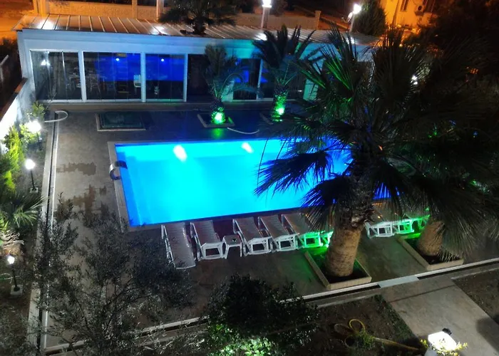 乌尊汉酒店 Ayvalı